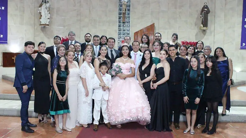 Camila acompañada de su familia